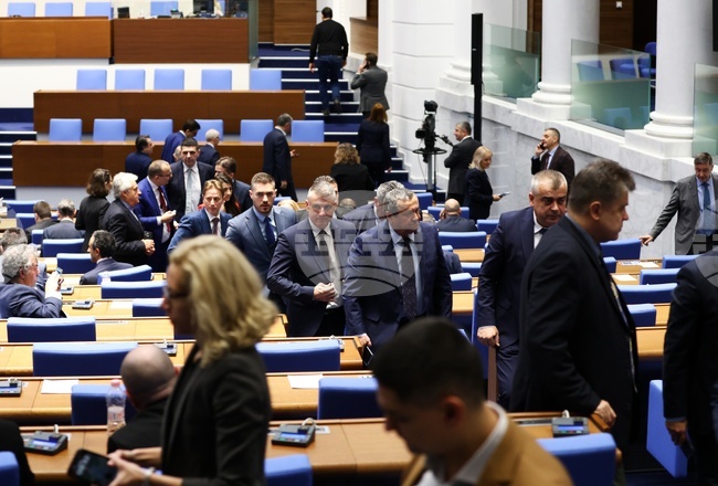 Заседанието на парламента беше прекъснато заради напрежение в пленарната зала между депутати от "Възраждане" и АПС 