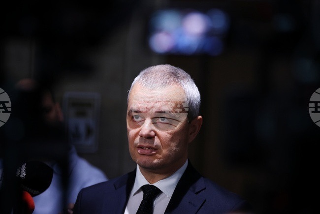 Има 21 хиляди гласували във Великобритания и с тези 20 секции се решава проблемът, каза Костадин Костадинов за промените в Изборния кодекс