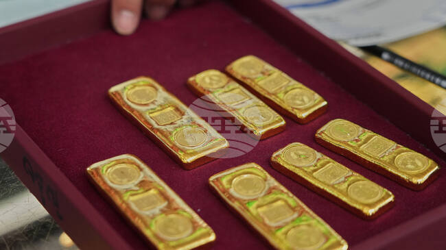 Златото поевтинява леко при слаба търговия и реализиране на печалби