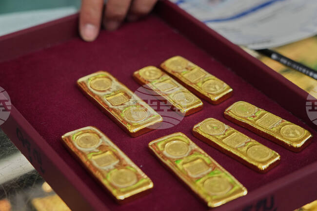 Златото поевтинява леко при слаба търговия и реализиране на печалби