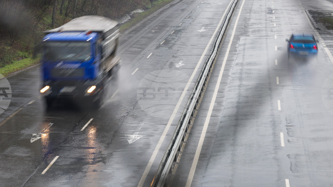 Затворен за леки автомобили е пътят към бургаския квартал "Долно Езерово"