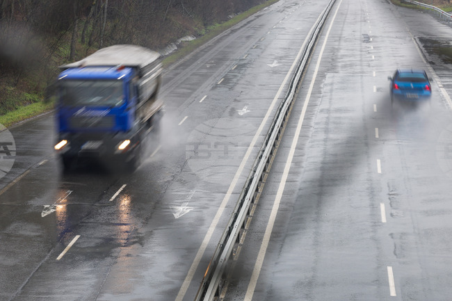 Затворен за леки автомобили е пътят към бургаския квартал "Долно Езерово"