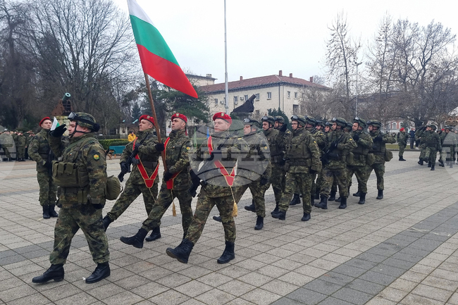 С тържествен ритуал от Плевен бе изпратен военен контингент на мисия в Косово