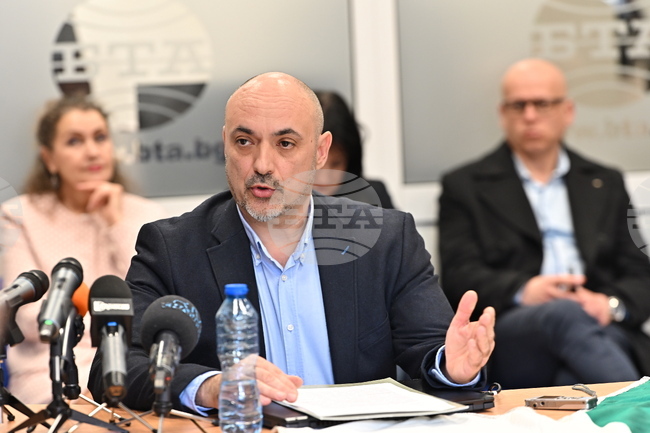 Темата за Априлското въстание е от ключовите в учебниците и помагалата по история, каза директорът на СУ „Христо Ботев“ във Враца Красимир Богданов