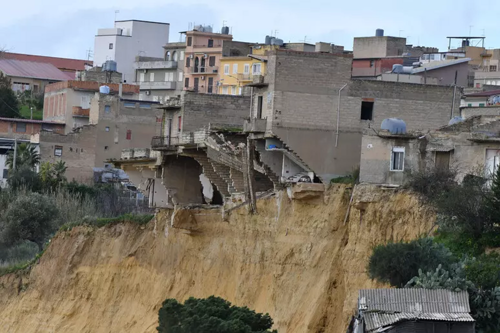 АНСА: Италианското правителство ще започне административно разследване след свлачището в Нишеми