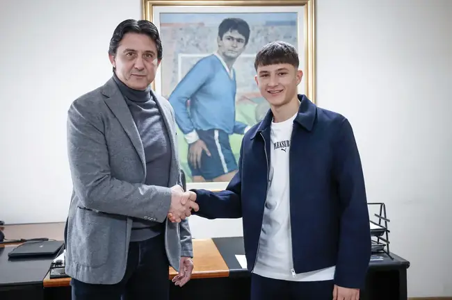 Юношата на ПФК Левски Иво Мотев подписа професионален договор с родния клуб