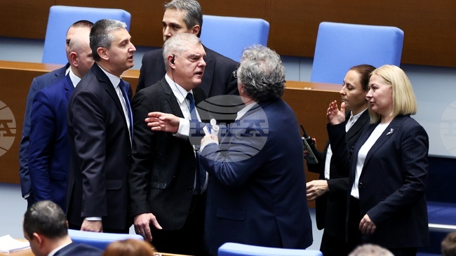 Рая Назарян наложи наказание „порицание“ на Манол Пейков за нарушаване на реда в залата, по-късно го отстрани от заседанието