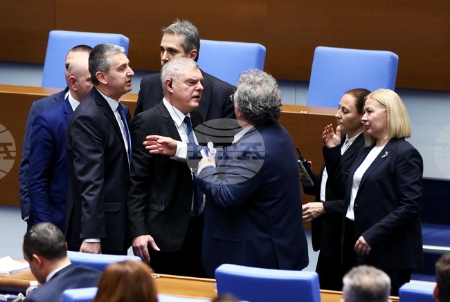 Рая Назарян наложи наказание „порицание“ на Манол Пейков за нарушаване на реда в залата, по-късно го отстрани от заседанието