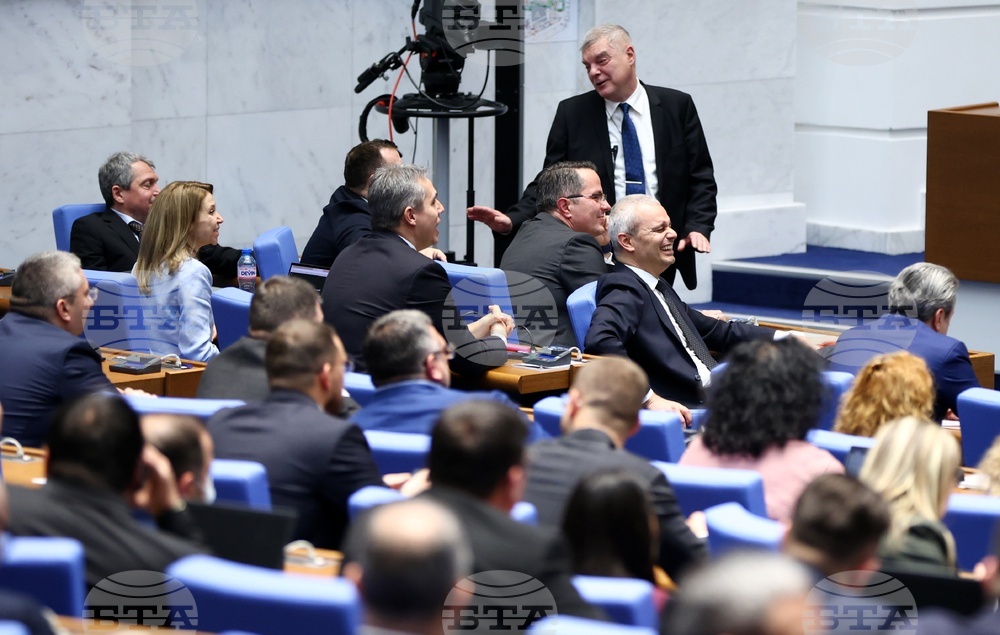 Парламентът започна работа с три декларации на парламентарни групи