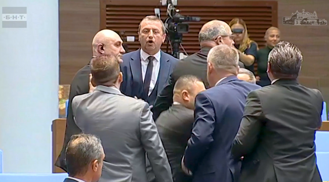Заседанието на парламента беше прекъснато заради напрежение в пленарната зала между депутати от "Възраждане" и АПС