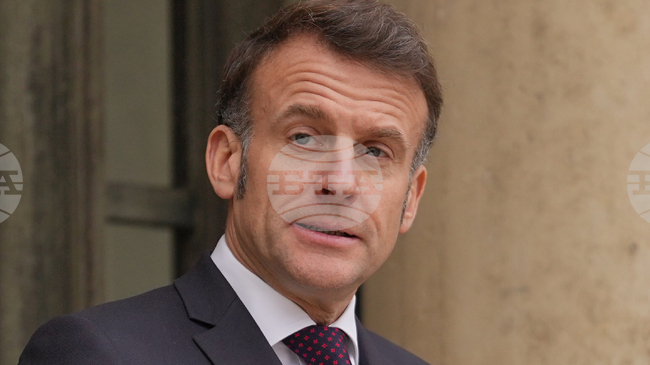 Макрон се появи без слънчеви очила на срещата си с премиера на Словакия