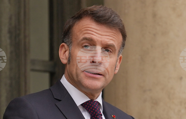 Макрон се появи без слънчеви очила на срещата си с премиера на Словакия