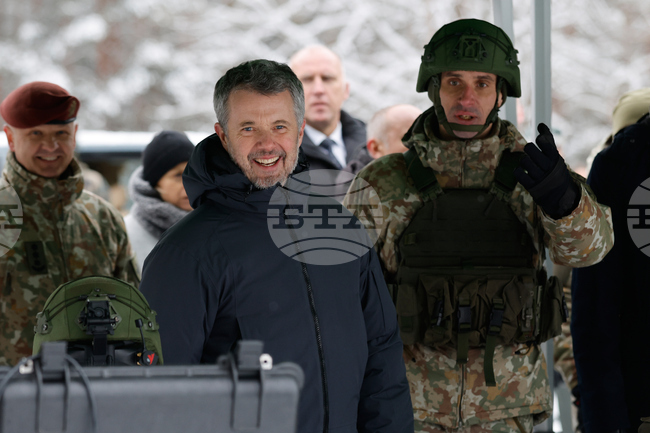 Кралят на Дания пристигна в Гренландия, за да демонстрира подкрепата си