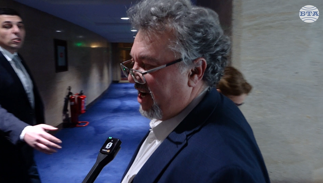 Извиних му се на място. Полях го без да искам, каза Манол Пейков за инцидента в парламента