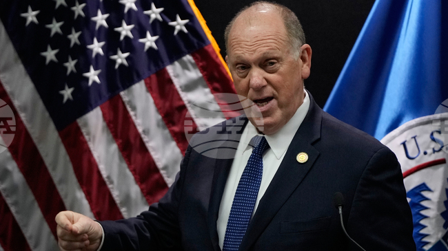 Броят на имиграционните служители в Минесота може да бъде намален, но само при "сътрудничество" с щатските власт, каза представител на Тръмп