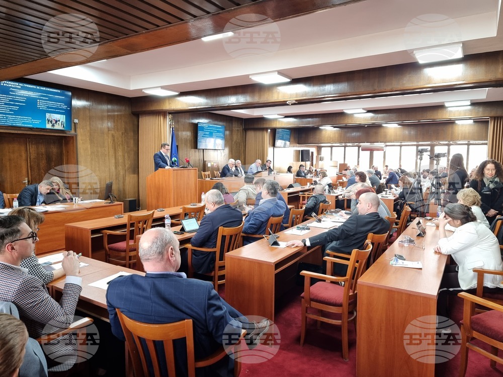 Поставяне на автоматични дефибрилатори на обществени места и нови цени за паркиране са сред решенията на Общинския съвет в Русе