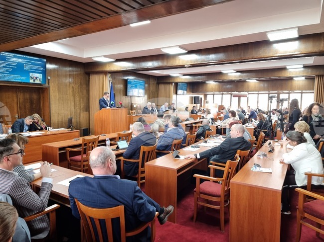 Поставяне на автоматични дефибрилатори на обществени места и нови цени за паркиране са сред решенията на Общинския съвет в Русе