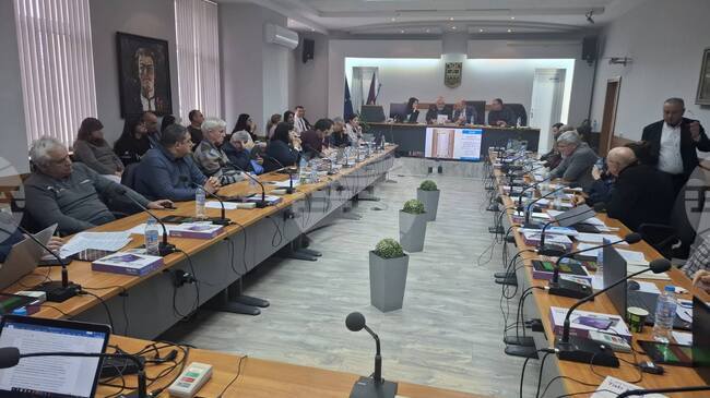 Общинските съветници в Ловеч почетоха с минута мълчание паметта на двама общественици