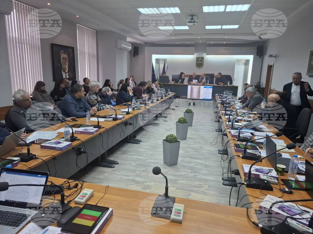 Общинските съветници в Ловеч почетоха с минута мълчание паметта на двама общественици