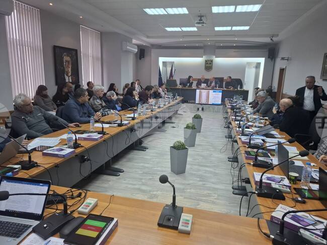 Общинските съветници в Ловеч почетоха с минута мълчание паметта на двама общественици