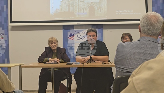 Критичните ситуации изваждат истинската ни същност наяве, каза писателят Стефан Иванов на представянето на новия му роман