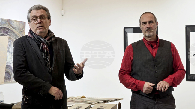 Художникът Румен Райков представи техниката литография и творчеството си в добричката галерия