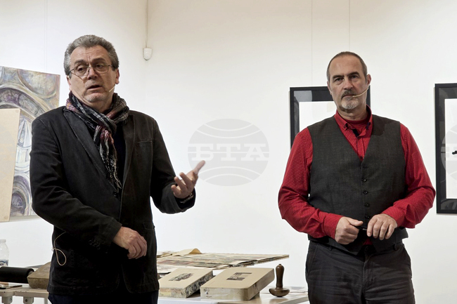 Художникът Румен Райков представи техниката литография и творчеството си в добричката галерия