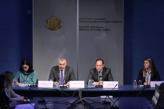 МВнР: Заместник-министър Костадин Коджабашев представи актуална информация за работата на МВнР на брифинг за медиите