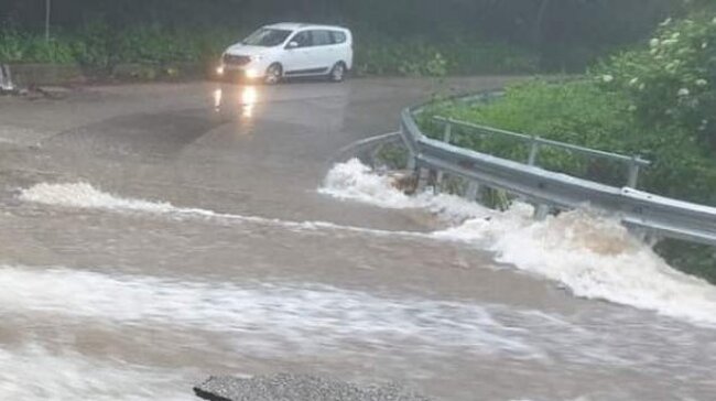 Два пътни участъка в община Ивайловград са затворени заради наводнения, съобщи Областната администрация в Хасково