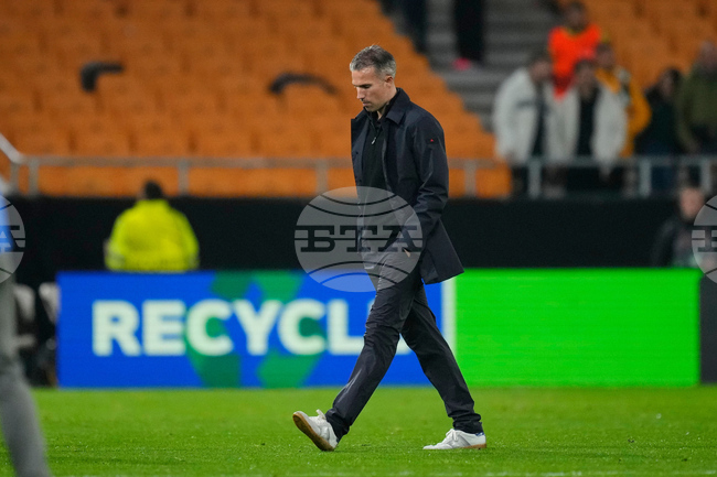 Ръководството на Фейенорд запазва доверието си в треньора Робин ван Перси