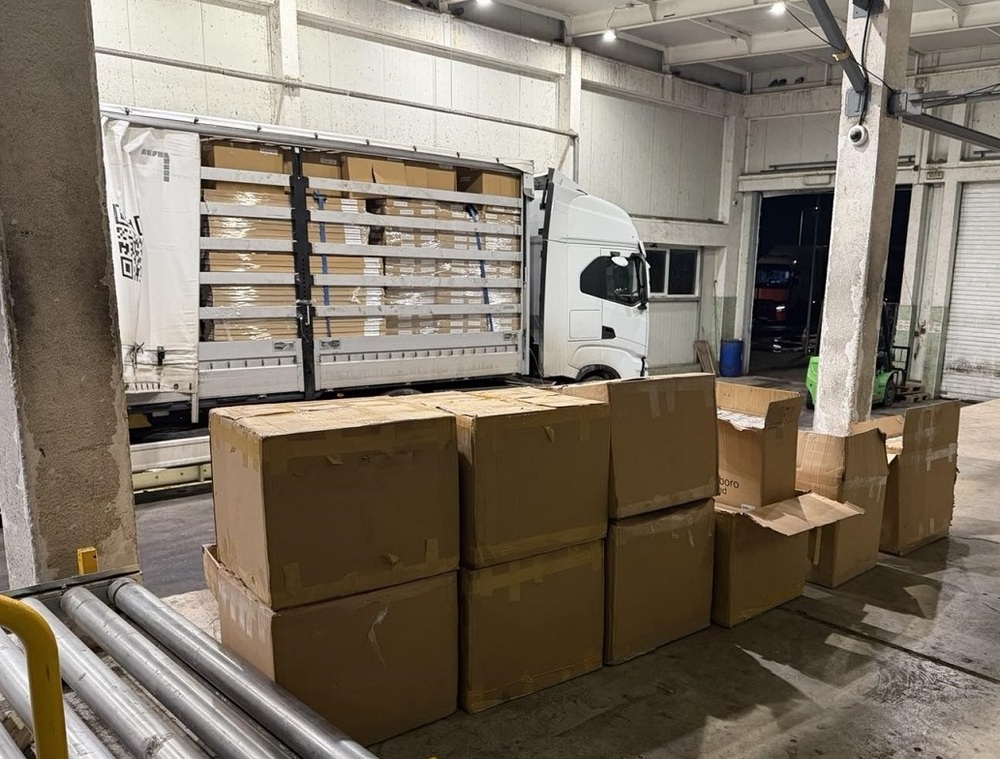 Агенция „Митници“: Над 300 000 къса контрабандни цигари в камион с мебели откриха митническите служители на МП Лесово