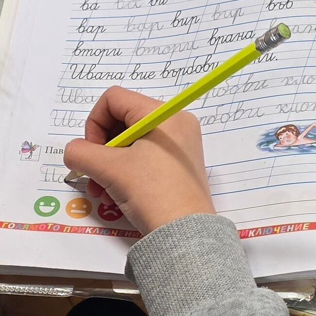 Първокласниците от Българското училище „Райна Княгиня“ в Дъблин започнаха да се учат да пишат ръкописно