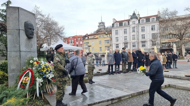 С военен ритуал и полагане на венци и цветя в Пловдив бе отбелязана 172-рата годишнина от рождението на Стефан Стамболов