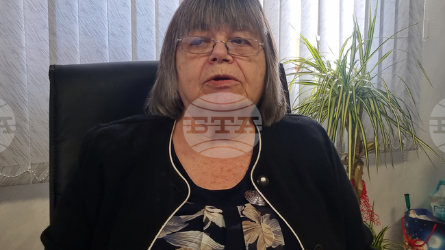 Над 45 години Росица Иванова е секретар на читалище „Пробуда -1922” в Опака и поддържа мисията му на огнище и разпространител на традиции