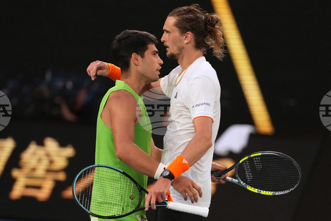 Карлос Алкарас преодоля физически проблеми и Александър Зверев в епичен мач, за да се класира за финала на Откритото първенство на Австралия