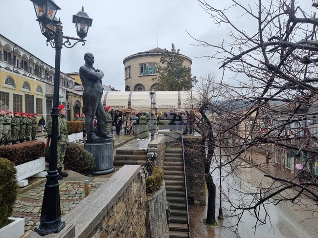 С военен ритуал и общоградско поклонение във Велико Търново бяха чествани 172 години от рождението на Стефан Стамболов