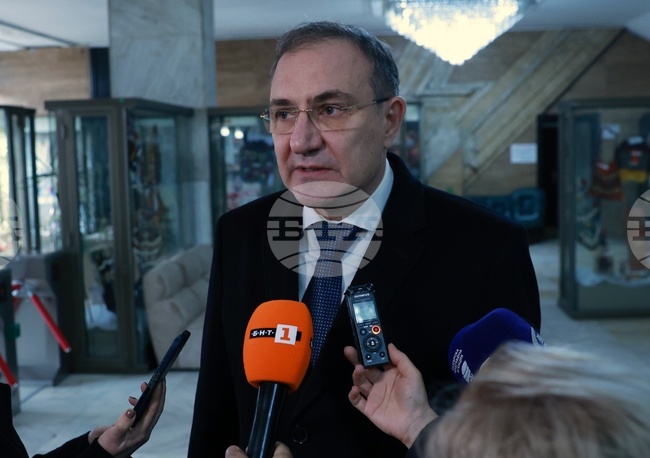 Смятам, че петте процента са абсолютно гарантирани, каза министърът в оставка Борислав Гуцанов за ръста на заплатите в бюджетната сфера