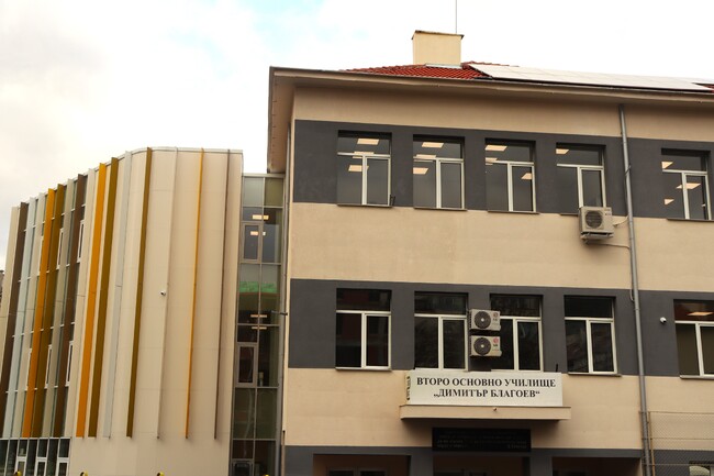 Община Благоевград: Учениците от II ОУ „Димитър Благоев“ започват втори срок в напълно модернизирана и разширена учебна база, приемателна комисия издаде Акт 16