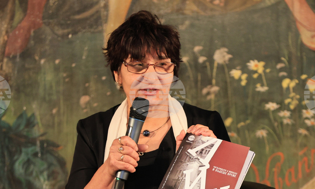 Читалищната библиотека в Свищов със своя фонд от над 100 000 издания е част от културната памет на града, каза библиотекарят Веселина Спасова