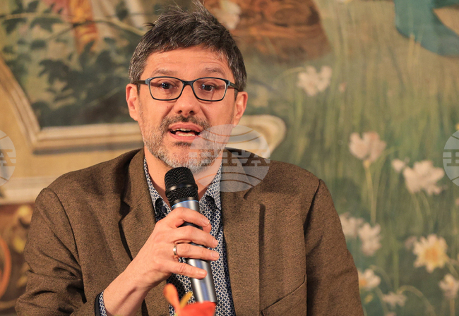 Заможните хора са направили своите саможертви и са основали първите читалища, каза Йордан Ефтимов при представянето на новия брой на списание ЛИК