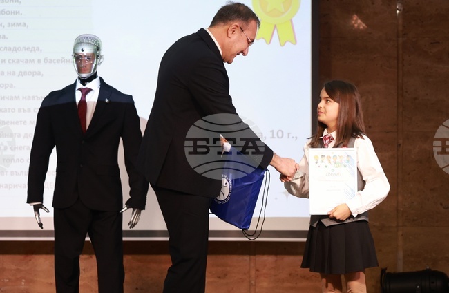 С поздрав от хуманоидния робот Робърт бяха връчени наградите в конкурса „Детство мое, красиво и вълшебно“