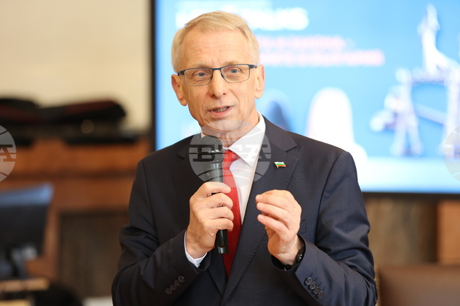 От непослушни, непоследователни и мързеливи деца може да станат прекрасни учени, каза акад. Николай Денков