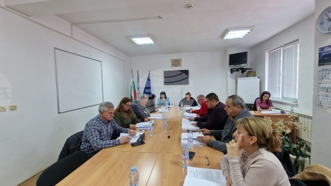 Общинският съвет в Баните одобри краткосрочен дълг за погасявяне на лизинг за сметосъбиращ автомобил