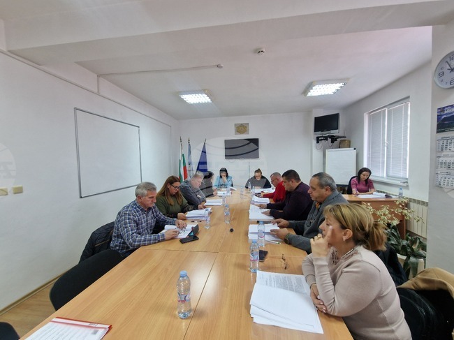 Общинският съвет в Баните одобри краткосрочен дълг за погасявяне на лизинг за сметосъбиращ автомобил