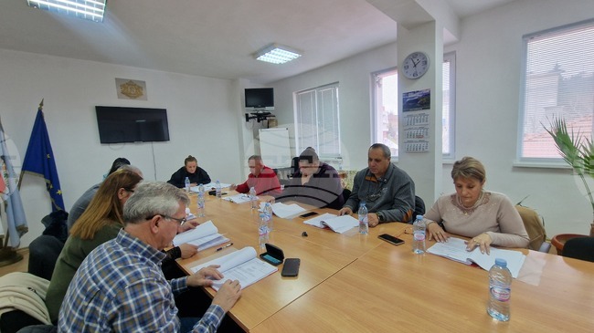 С 5% съветниците в Баните увеличиха заплатите на кметовете на кметства