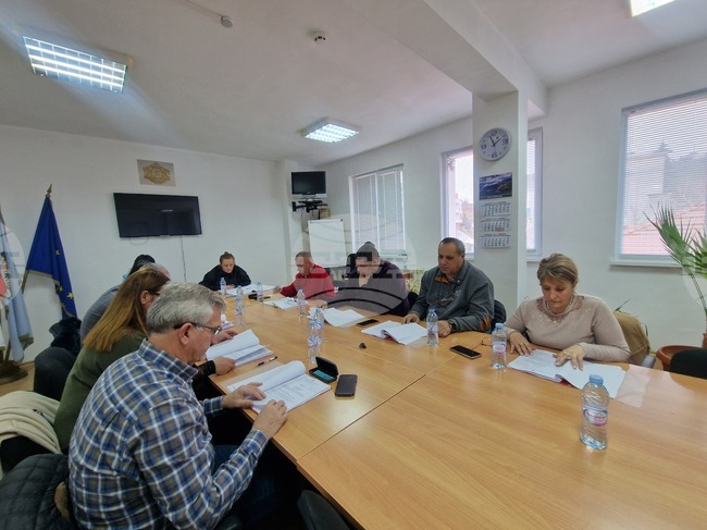 Община Баните ще кандидатства пред Фонд „Социална закрила“ за оборудване на нова беседка към социален център