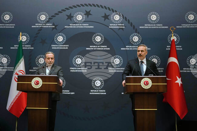 Министрите на външните работи на Турция и Иран обсъдиха хода на войната в телефонен разговор 