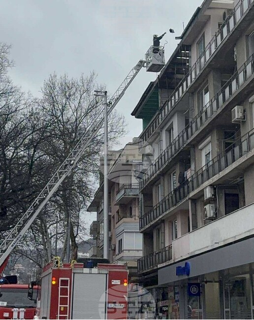 Огнеборци са мобилизирани заради сигнал за падащи предмети от жилищен блок в Шумен 