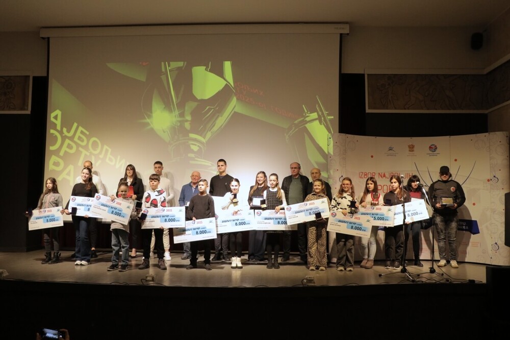 Футболистът на „Балкански“ Милош Миланов получи приза за най-добър спортист на Цариброд за 2025 година