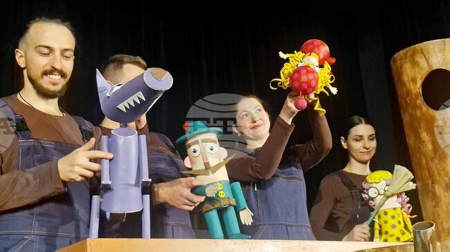 Театърът не е обикновен занаят или професия, каза за БТА в Хасково режисьорът Леонард Капон